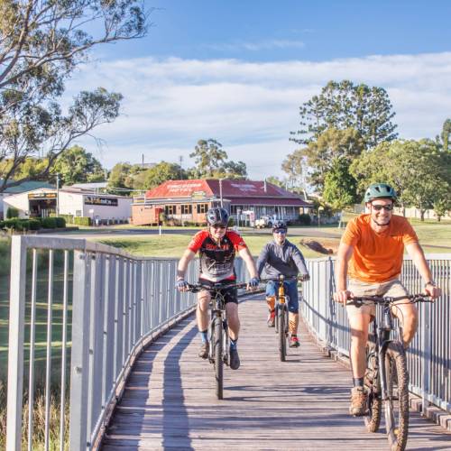 Learn to play bridge at Toogoolawah Hotel